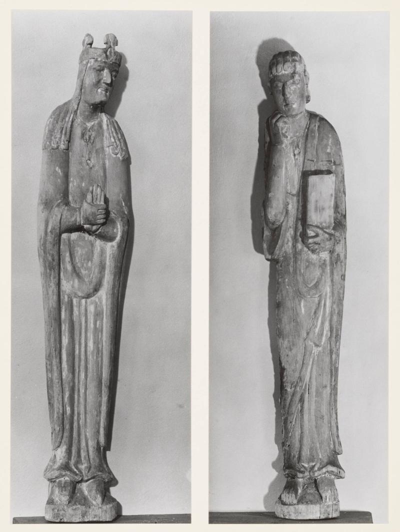 1100-talets träskulptur. Sidofigurer till Pietas-grupp. Skara Museum