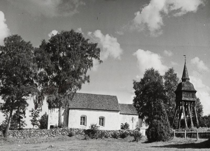 Småland: Almesåkra vackra gamla kyrka och klockstapel