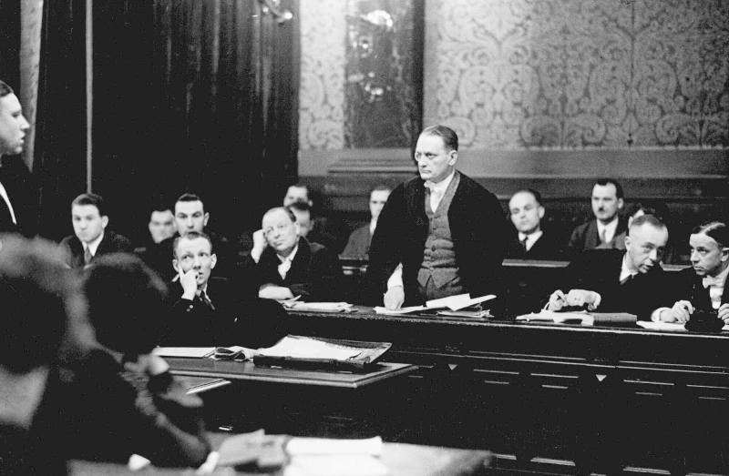 Dr Erich Frey, en berömd tysk advokat, förhör ett vittne under rättegången mot en gangsterliga i Berlin-Moabit 1928