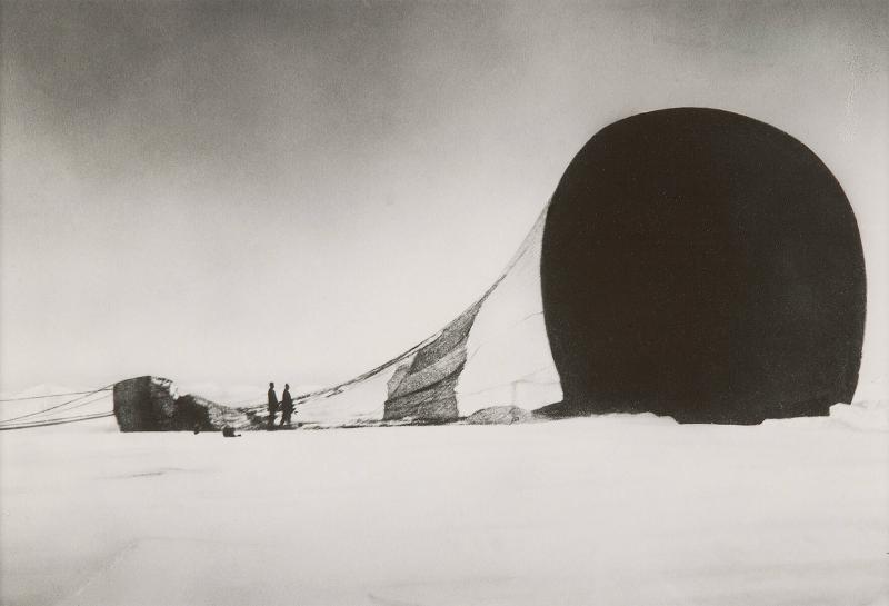 Andréexpeditionens ballong Örnen, strax efter landningen på isen, 14 juli 1897. Ur serien Ingenjör Andrées luftfärd