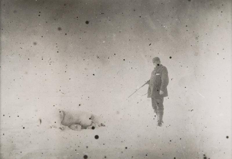 Andrée bredvid en skjuten isbjörn, efter 28 juli 1897. Ur serien Ingenjör Andrées luftfärd