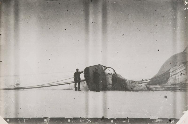 Den 14/7 1897. Gondolen efter landningen. Ur serien Ingenjör Andrées luftfärd