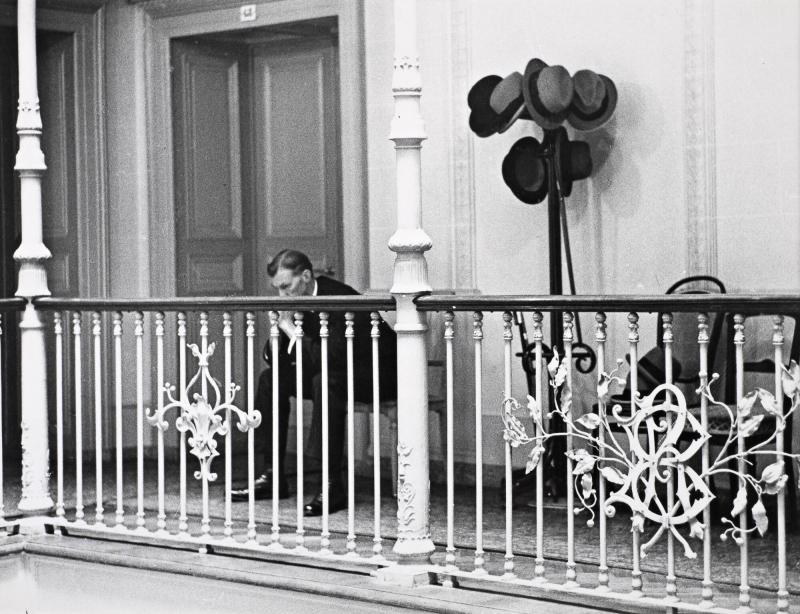 Mr Watson, Lord Cushenduns kammarherre,  väntar utanför dörren på Genève-konferensen om nedrustning 1928