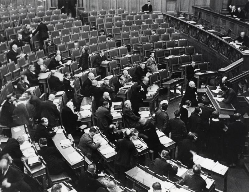 Nationalsocialisternas ledamöter har lämnat sessionen i riksdagen, bara dr Joseph Goebbels (stående) är kvar som observatör, Berlin