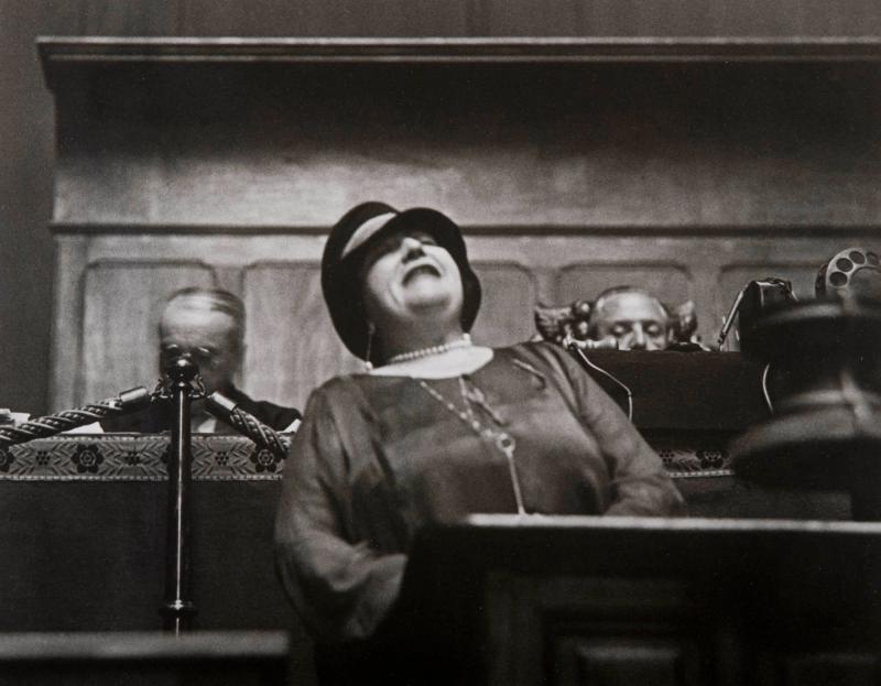 Den rumänska författarinnan och delegaten för Nationernas Förbund Madame Vacarescu pläderar varmt för fredens sak. Geneva 1928