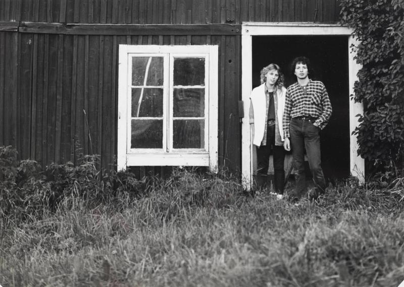 Anna-Kajsa och Pelle Öhmans barnbarn Jonas Dachman med sin flickvän Åsa Larsson på sommarferier i Ystgården