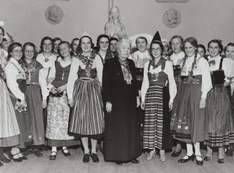 Selma Lagerlöv (sic) gästar eleverna på Högre Lärarinneseminarium. Luciafesten 1936