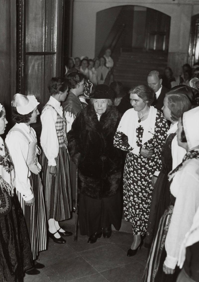 Selma Lagerlöf avtågar från Luciafetsen 1936 jämte Elin Thörn och Sven Graners