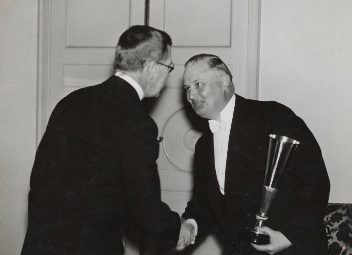 Fotografiska Föreningens 50-årsjubileum 1938. HKH Kronprinsen överlämnar vandringspriset till ordförande i Västerås Fotoklubb