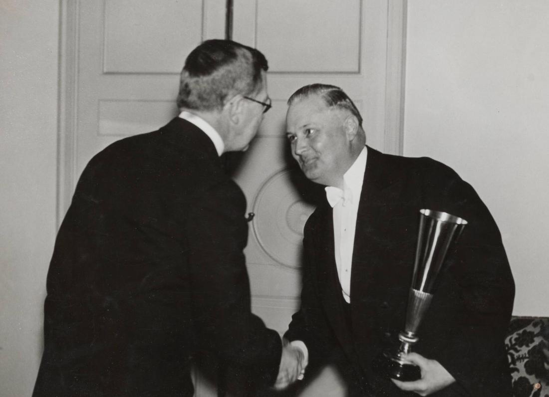 Fotografiska Föreningens 50-årsjubileum 1938. HKH Kronprinsen överlämnar vandringspriset till ordförande i Västerås Fotoklubb