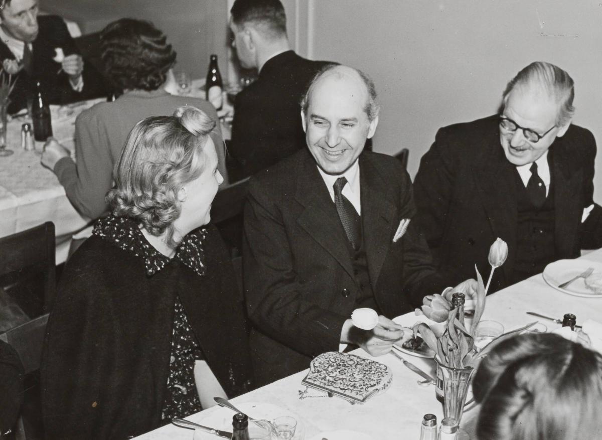 Träffen på Gillet i Stockholm 1941. Fru Wahlberg (Margareta), Helmer Bäckström, G N:son Cronquist