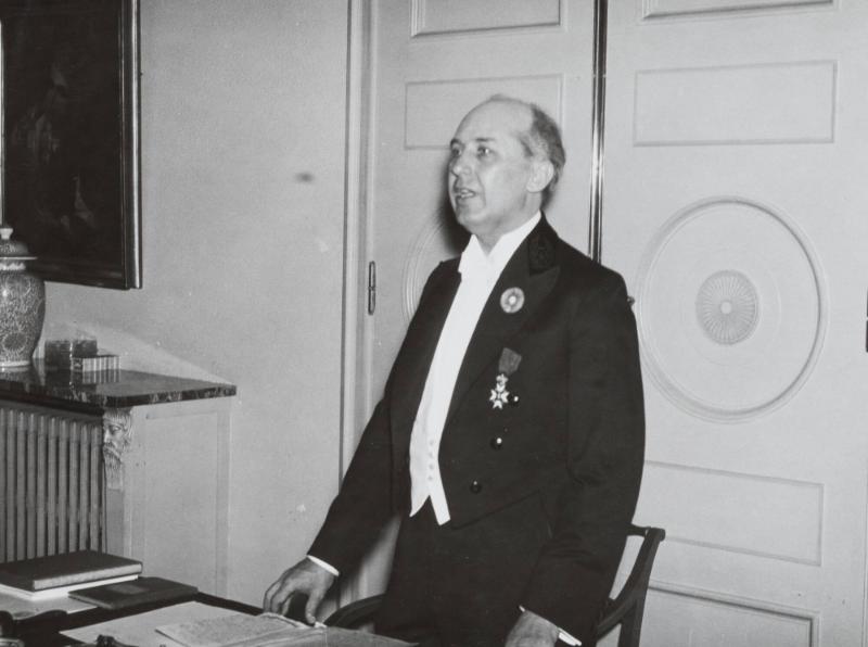 Fotografiska Föreningens 50-årsjubileum, Hasselbacken, 1938. Helmer Bäckström håller högtidstalet.