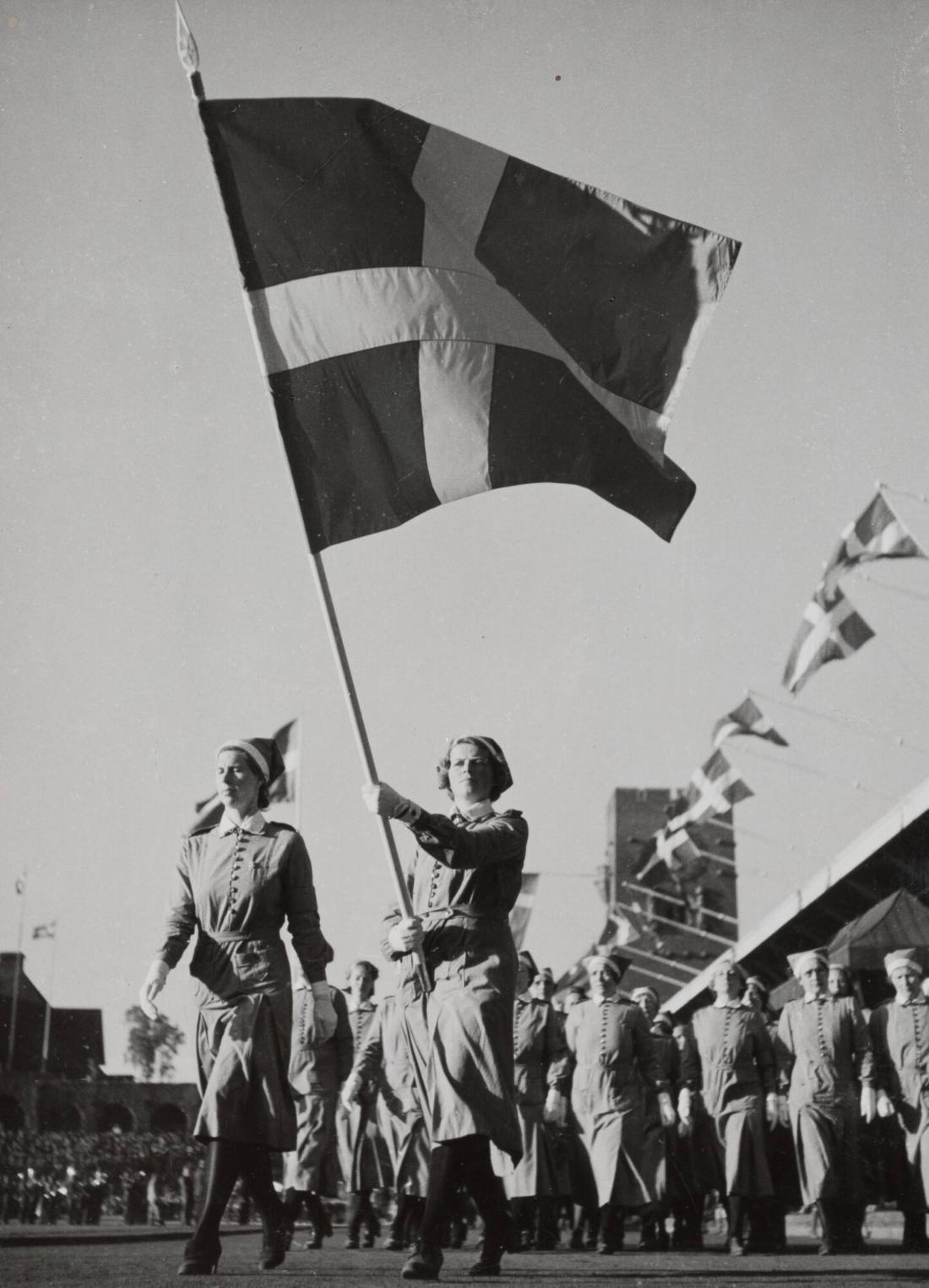 Svenska Flaggans Dag i Stadion, Lottornas förbimarsch