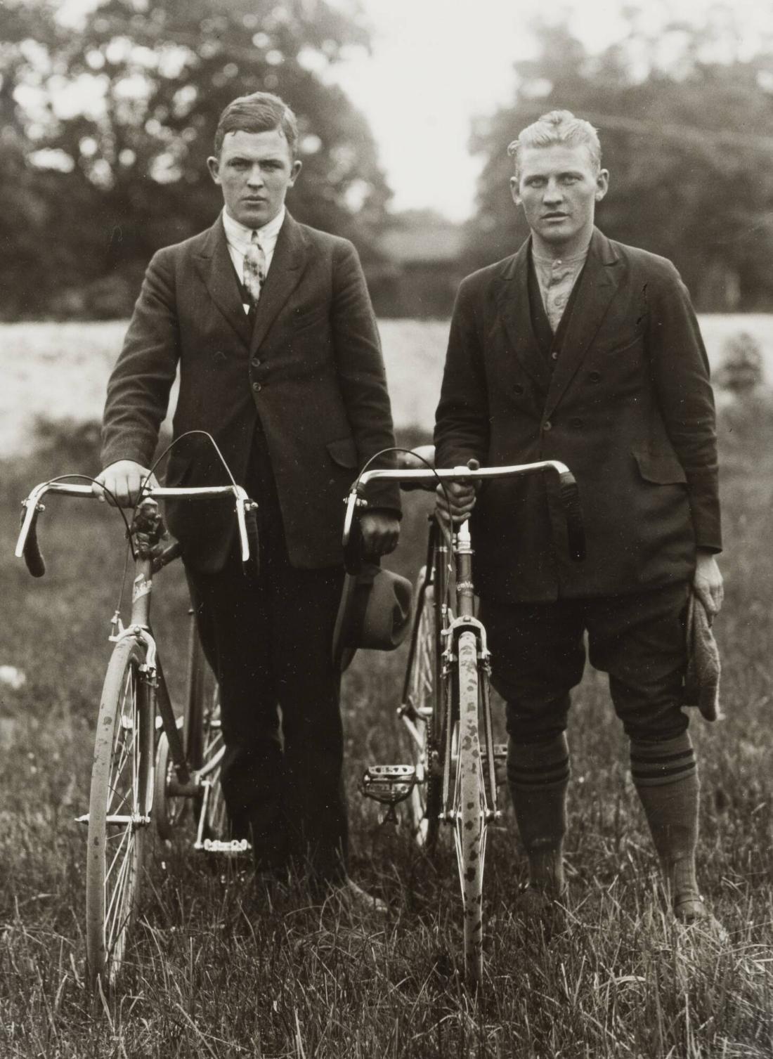 Nils Velin och George "Enskede" - Johnsson, segrare i Södermalms cykellopp.