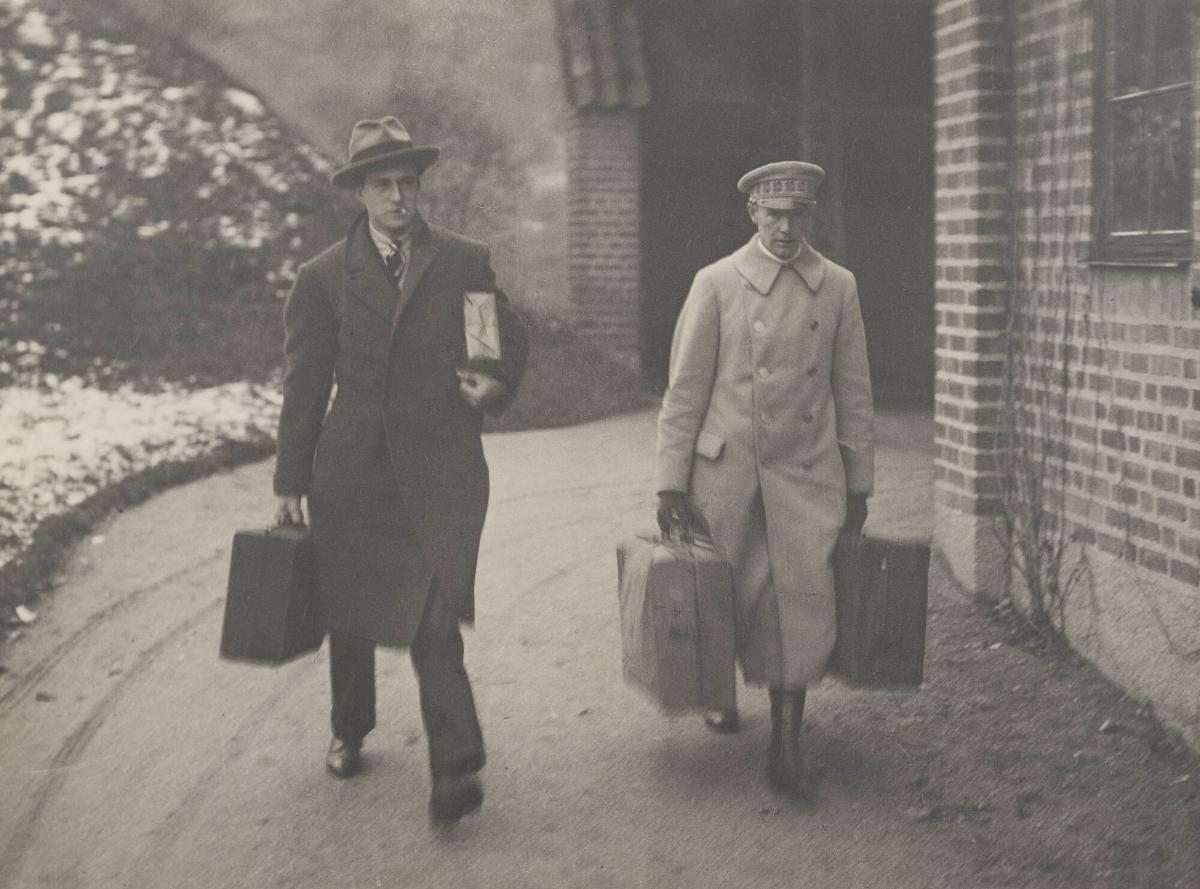 Kronprins Leopold av Belgien på väg till Stockholm för att gifta sig med prinsessan Astrid, oktober 1926. Alla pressfotografer inväntade prinsens ankomst på Stockholms central utom Karl Sandels som hade rest ned med första tidningståget till...