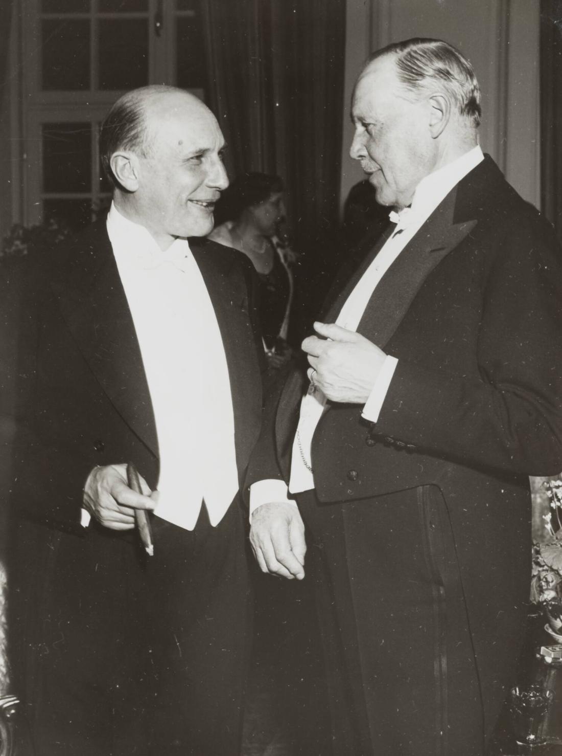 Ivar Kreugers brother Torsten Kreuger speaking with his father. Kreuger is 80 years old