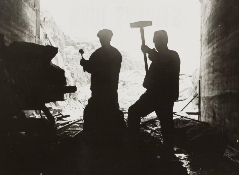 Arbetet med tunneln under Fåfängan. Stenblocken krossas