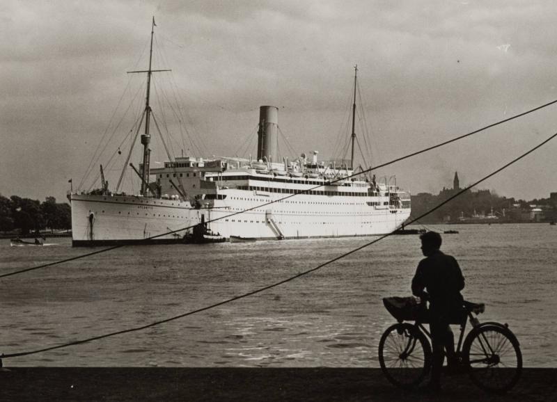 "Atlantis", årets första turistångare på strömmen
