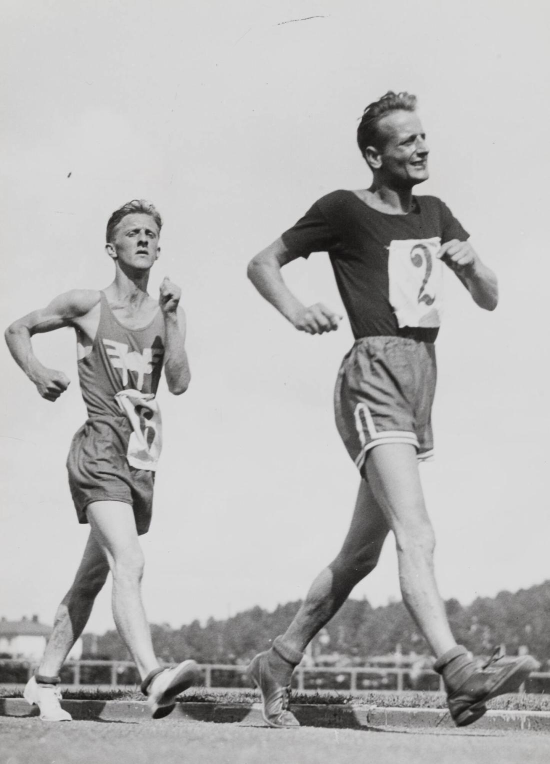 DM i gång 5000 meter på bana. Bilden visar segraren, Iron Frid, Linnéa, som satte nytt rekord, 23,23,8 och andre man, Arne Lundberg, Goterna