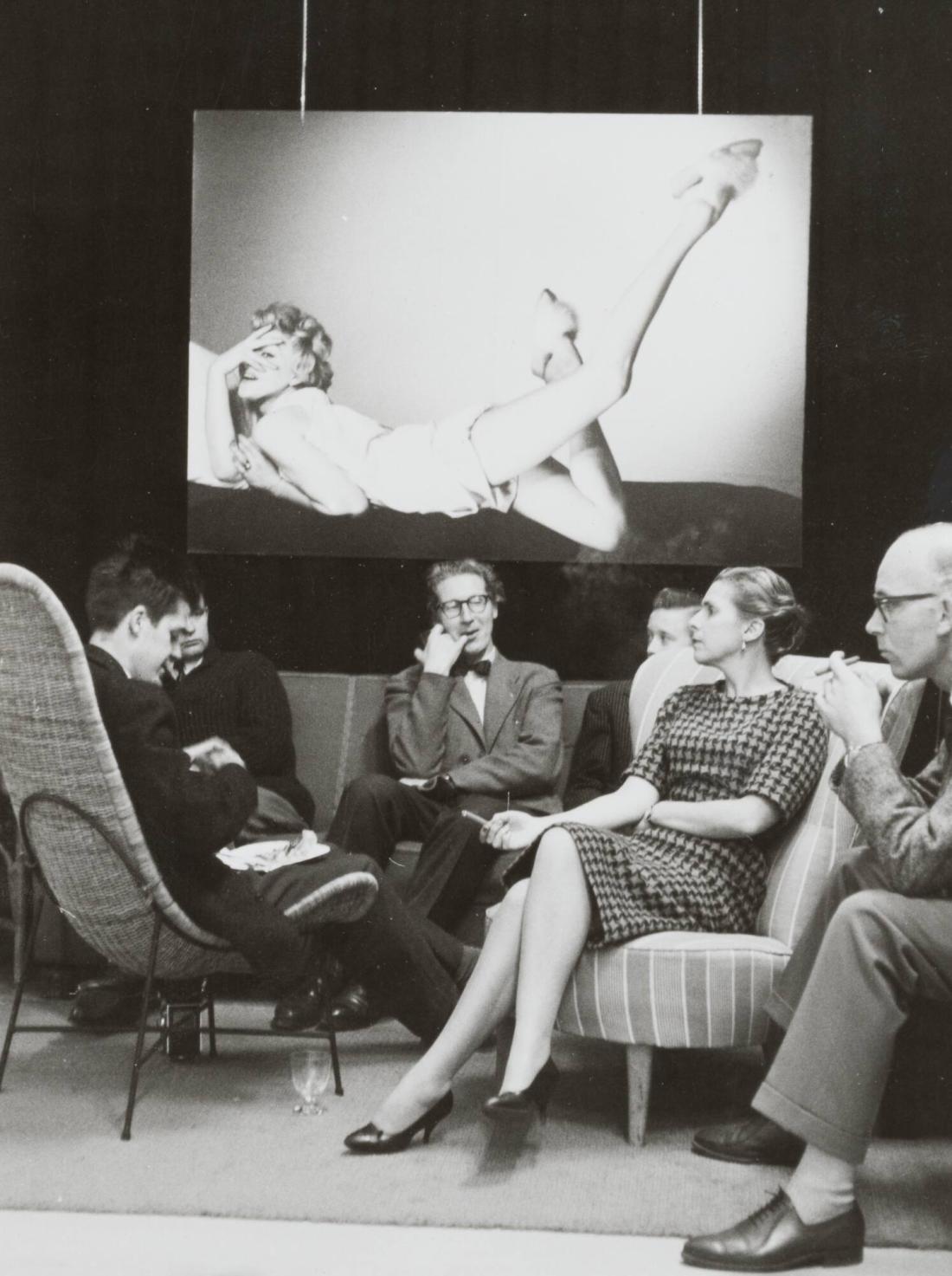 Sv. Fotogr. Förbunds mästarkurs vid Statens Hantverksinstitut. Tre av lärarna, Bertil Zerpe, Inga Ohlsén och Eric Lins, lyssnar till deltagarnas synpunkter
