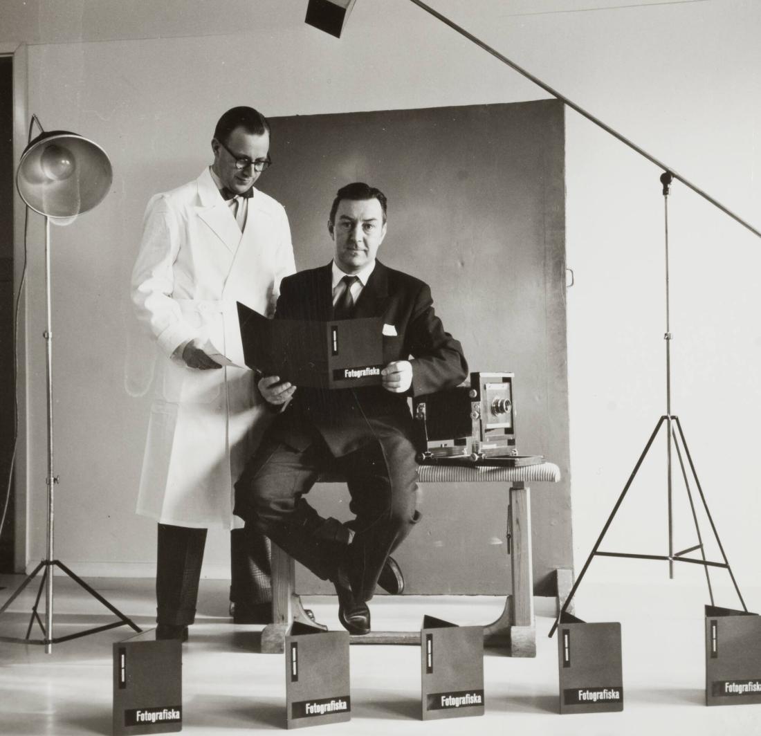 Änggårdens fotoskola i Göteborg. Läraren Andrej Gavrjusjov (sittande) och hans assistent Evert Bergdahl
