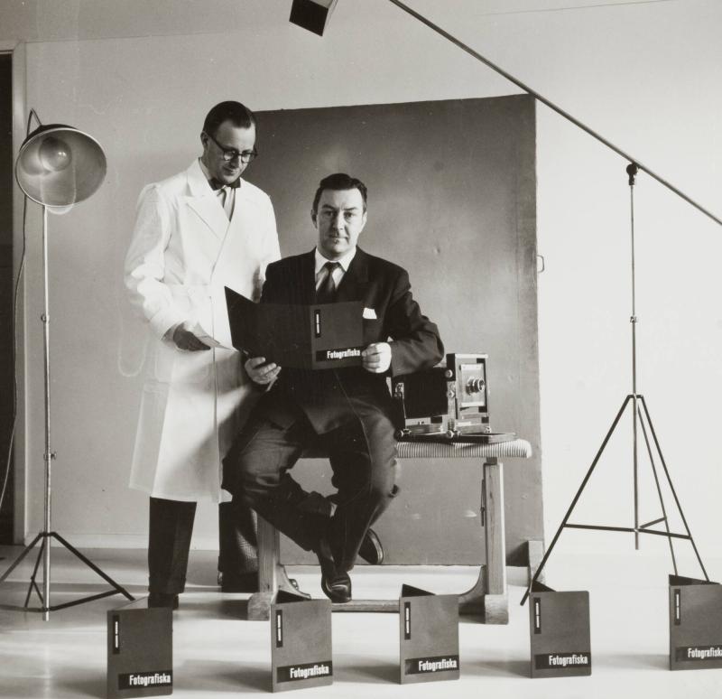 Änggårdens fotoskola i Göteborg. Läraren Andrej Gavrjusjov (sittande) och hans assistent Evert Bergdahl