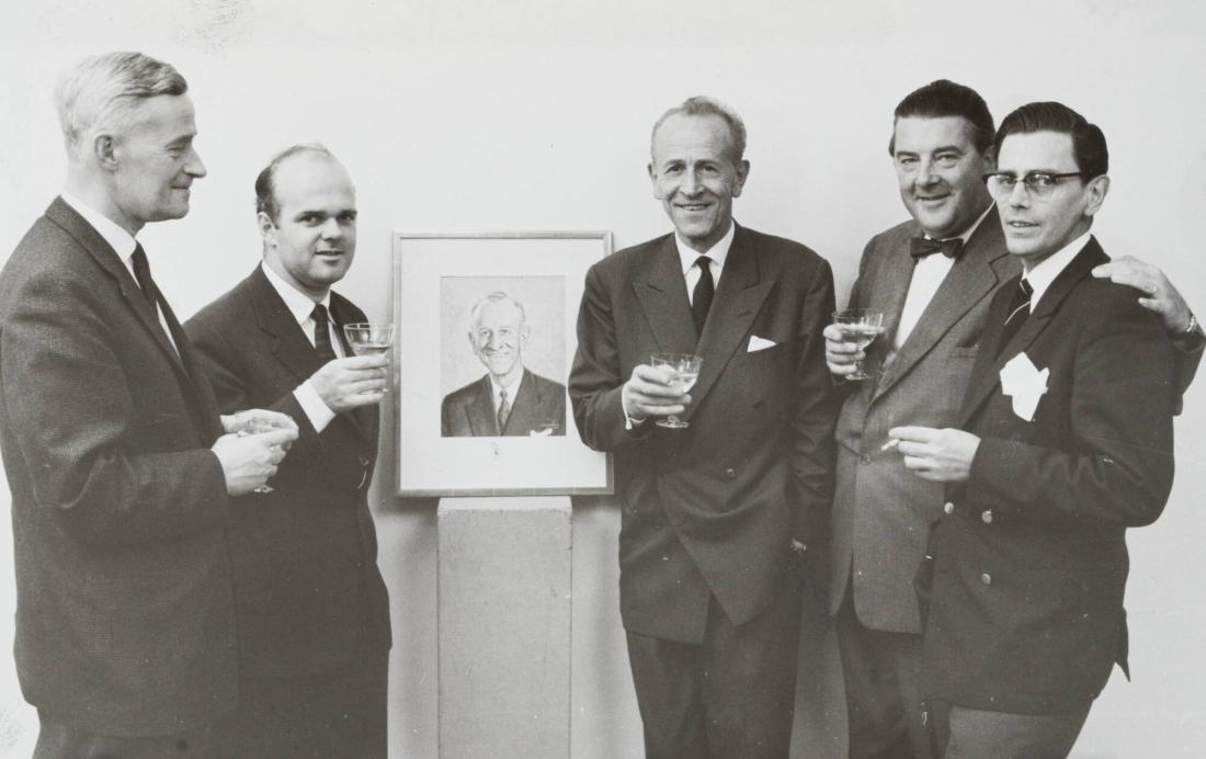 Hovfotograf Herman Bergne uppvaktas på sin 60-årsdag. Fr v Karl Sandels, Folke Sahlin, Herman Bergne, Pär Flacke och Curt Hofgren