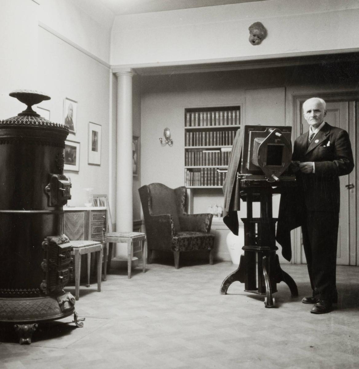 Fotograf Victor Lundberg i sin gamla ateljé i Östersund
