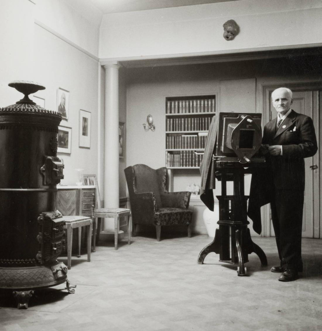 Fotograf Victor Lundberg i sin gamla ateljé i Östersund