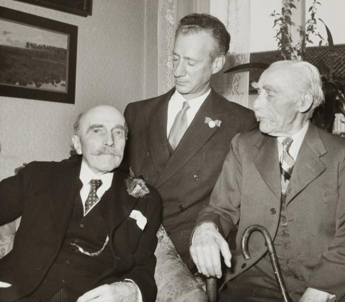 Hovfotograf Ernest Florman 90 år uppvaktas av SvFF:s ordförande Edvard Welinder och fotografen Sibbe Malmberg som nyligen fyllt 100 år