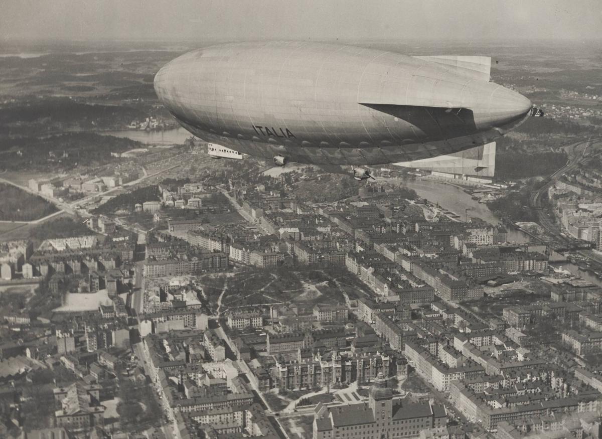 Luftskeppet Italia passerar Stockholm på väg till Nordpolen