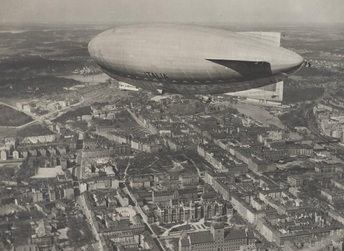 Luftskeppet Italia passerar Stockholm på väg till Nordpolen