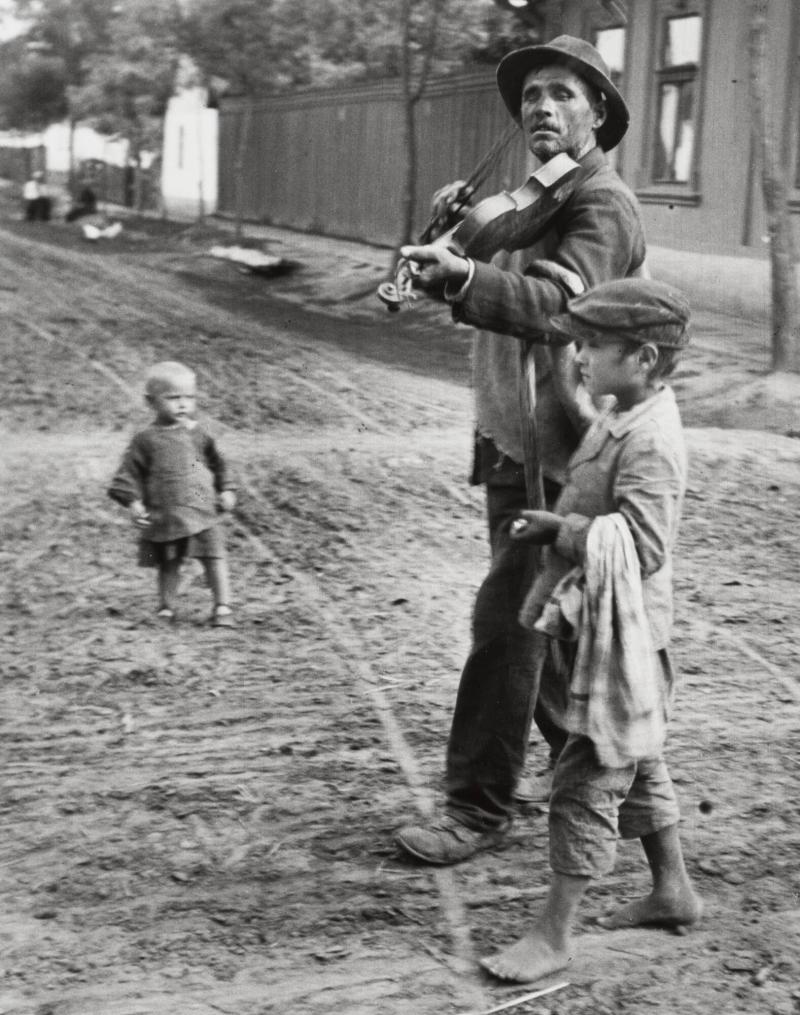 Wandering Violinist, July 19, 1921, Abony, Hungary