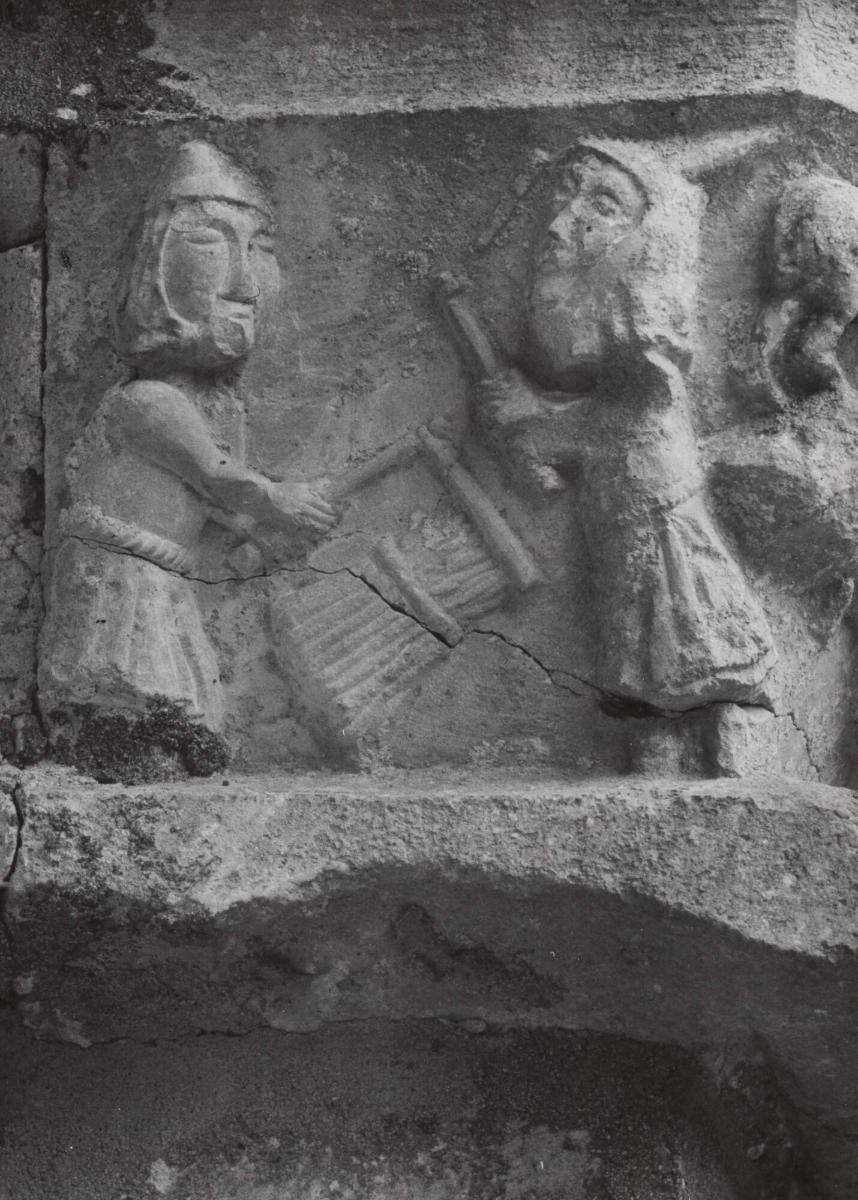 Källunge kyrka. Tröskare på kapitälbanden i Källunge kyrka