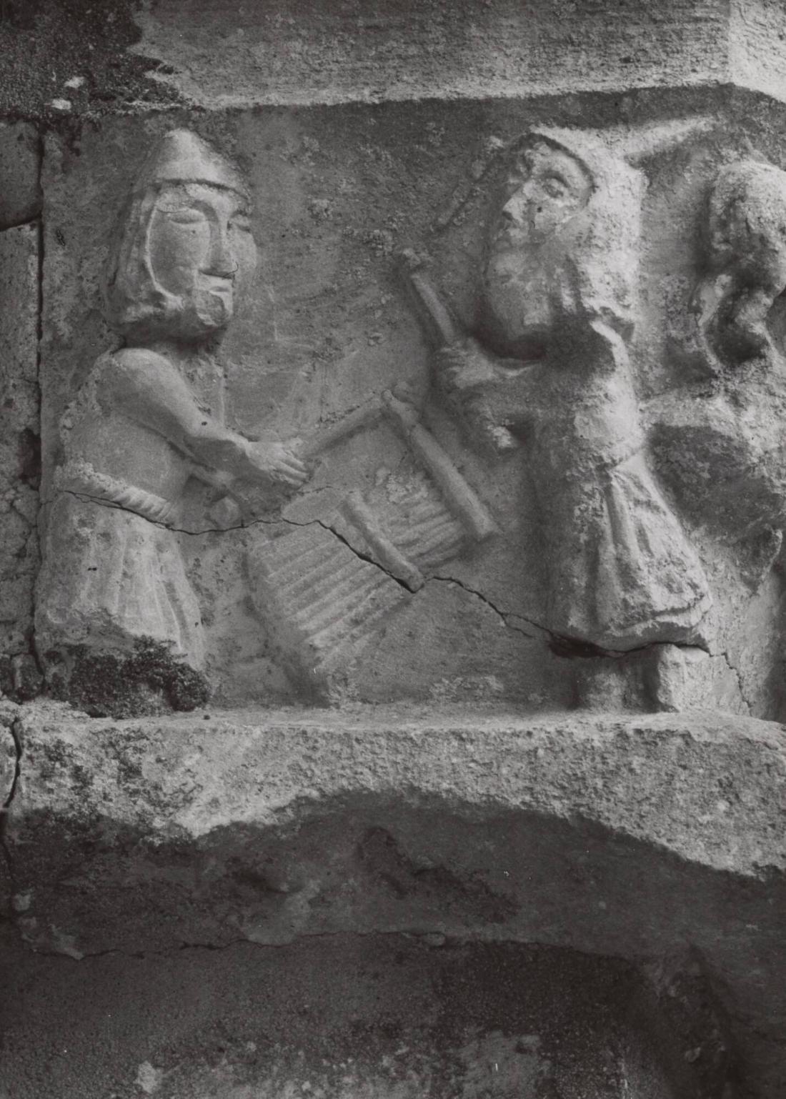 Källunge kyrka. Tröskare på kapitälbanden i Källunge kyrka