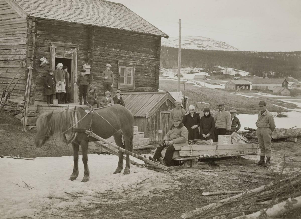 Postskjutsen från Ljungdalen med postmästaren framför "Posten" i Ljungdalen. Sista föret för denna vinter 1929-30