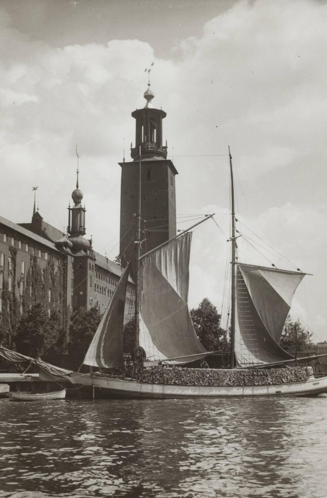 Efter regnet. Vedskuta vid Stadshuset