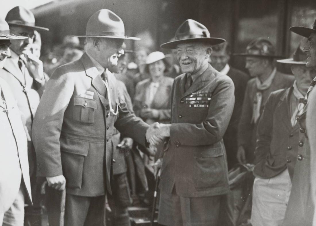 Major Ebbe Lieberath hälsar scout generalen Baden Powell
