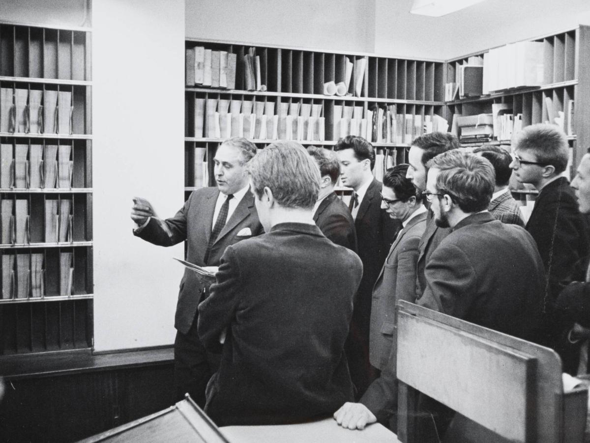 Mr. Derrick Knight, administrativ chef för engelska bildbyrån "The Press Association", visar fotoavdelningens distributionsrum för en grupp landsortsjournalister.