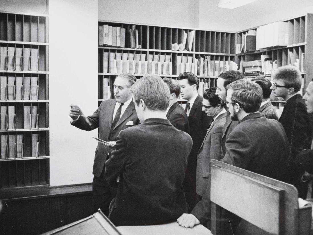 Mr. Derrick Knight, administrativ chef för engelska bildbyrån "The Press Association", visar fotoavdelningens distributionsrum för en grupp landsortsjournalister.