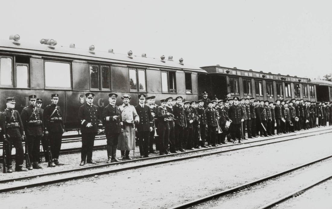 Albatross-männen lämnar Gotland för att förläggas i Skillingaryd. Uppställning på Hallvards station den 30 september 1917.Bredvid kapten Fritz West står svenske löjtnanten Ytterberg.