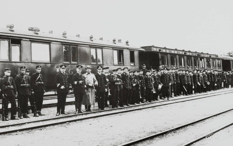 Albatross-männen lämnar Gotland för att förläggas i Skillingaryd. Uppställning på Hallvards station den 30 september 1917.Bredvid kapten Fritz West står svenske löjtnanten Ytterberg.