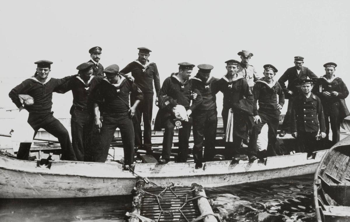 En liten grupp Albatross-män avdelades för rengöring på fartyget natten till den 3 juli