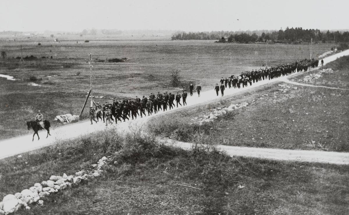 Återmarsch från Gotlands Infanteriregementes traditionella årsfest i januari 1961. Albatross-männen var inbjudna som gäster.