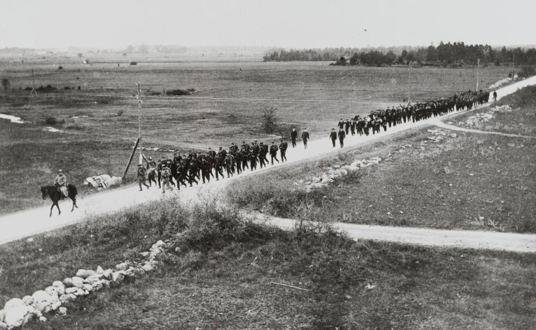 Återmarsch från Gotlands Infanteriregementes traditionella årsfest i januari 1961. Albatross-männen var inbjudna som gäster.