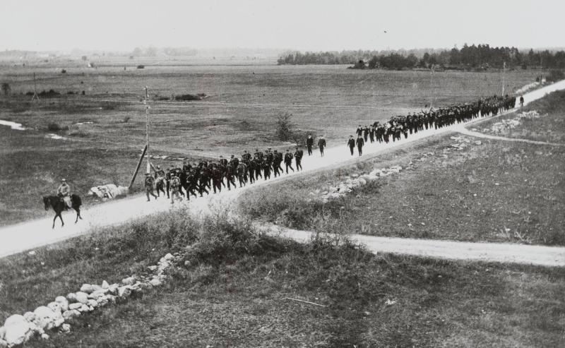 Återmarsch från Gotlands Infanteriregementes traditionella årsfest i januari 1961. Albatross-männen var inbjudna som gäster.