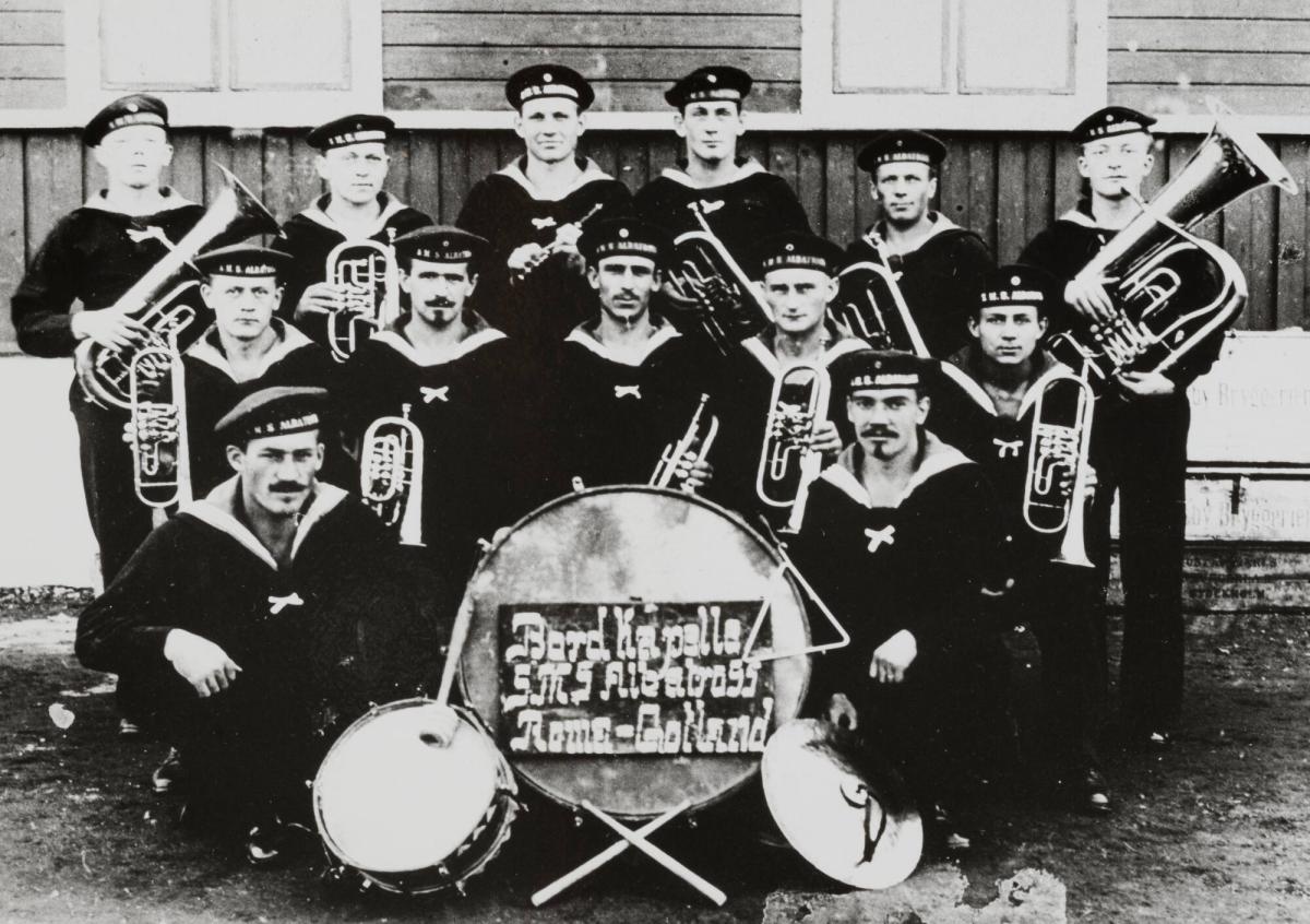 Albatross Musikkapell. I mitten bakom den stora trumman sitter kapellmästaren Albert Walter. Han sårades svårt och högra handen amputerades. Av drottning Viktoria fick han i gåva en för vänster hand specialgjord trumpet.