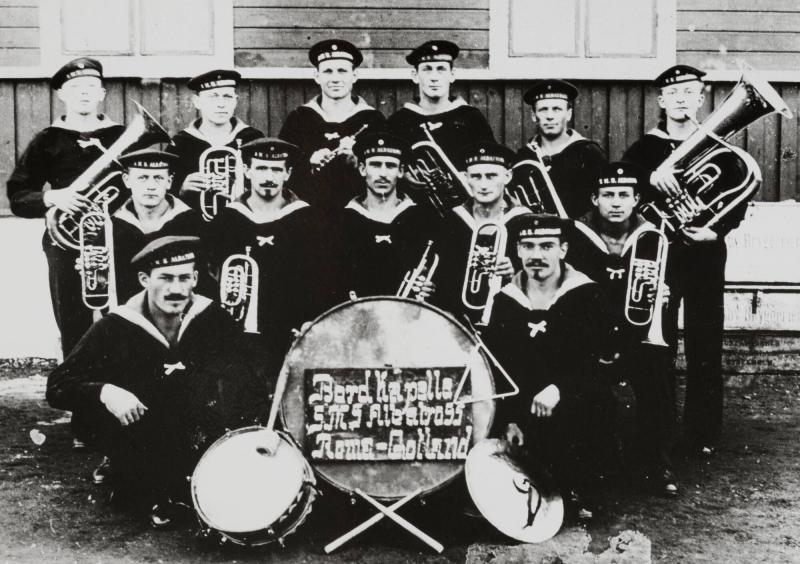 Albatross Musikkapell. I mitten bakom den stora trumman sitter kapellmästaren Albert Walter. Han sårades svårt och högra handen amputerades. Av drottning Viktoria fick han i gåva en för vänster hand specialgjord trumpet.