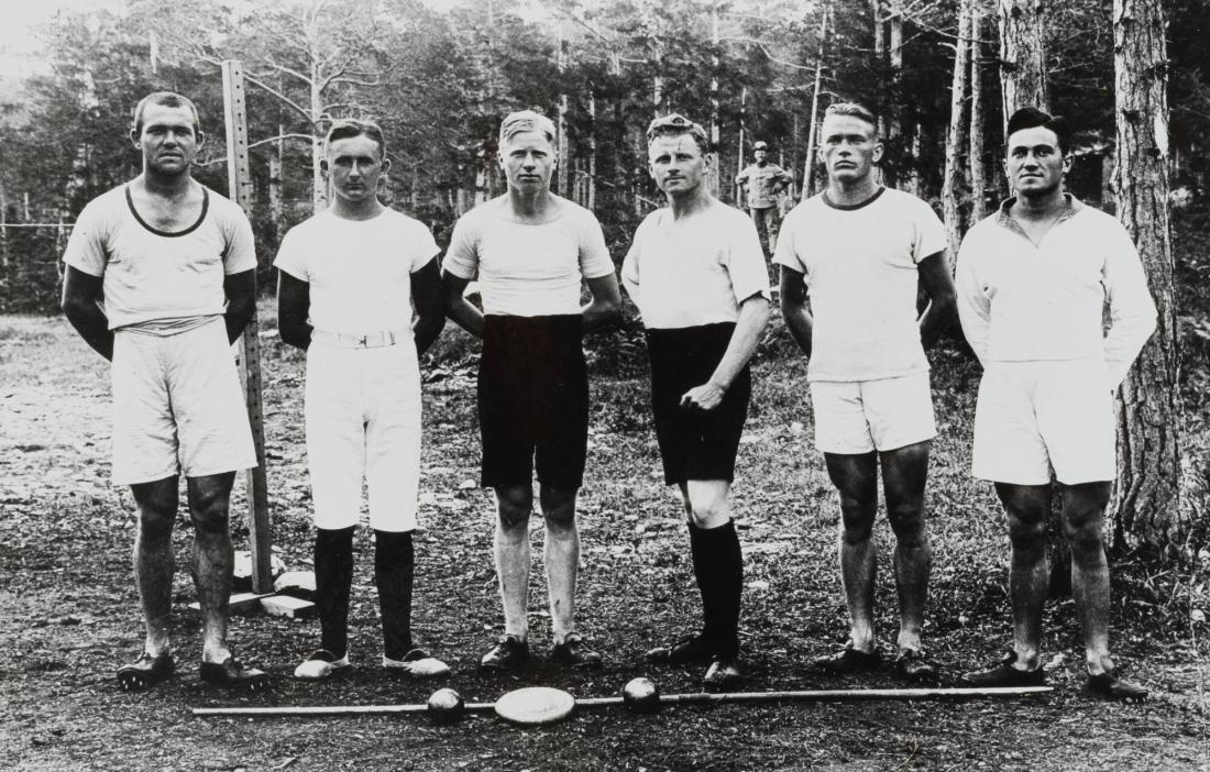 Albatross-männen ägnade sig mycket åt idrott. Här kastarna fr v Carl Schneider, Johannes Drechsler, Karl Paul, Richard Weis, Philipp Löffler och Curt Boesel.