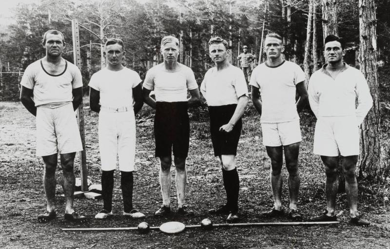 Albatross-männen ägnade sig mycket åt idrott. Här kastarna fr v Carl Schneider, Johannes Drechsler, Karl Paul, Richard Weis, Philipp Löffler och Curt Boesel.